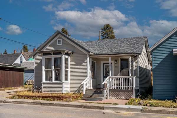 【Exterior】 Pine Street Retreat — downtown Main St is one block to your right