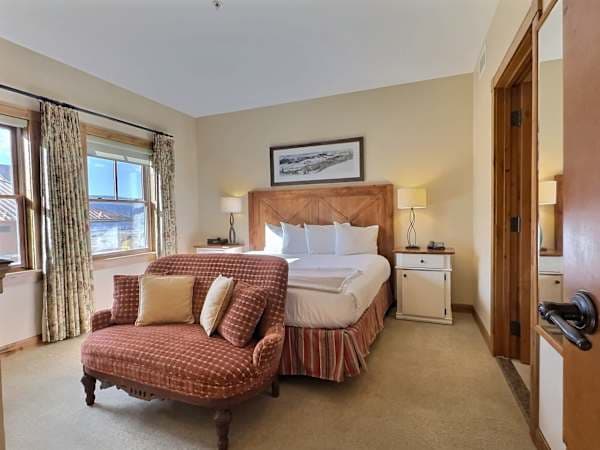 【Bedroom】King bed facing the mountain, your own ensuite bath steps away