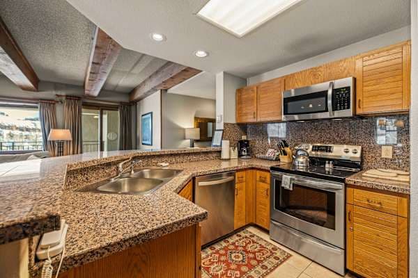 【Kitchen】Full-size fridge, range, dishwasher — cook for 6 before the lifts open