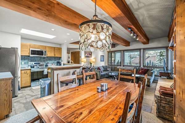【Dining】Seats 6 — family dinners after a day on the mountain