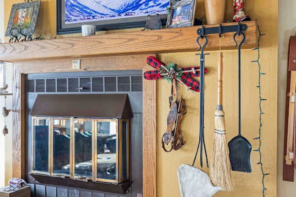 【Fireplace】Wood-burning hearth — seasonal firewood provided