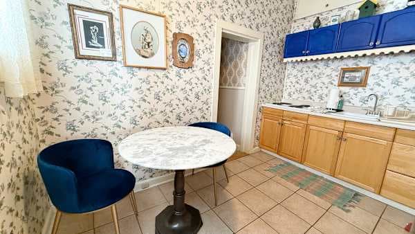【Kitchen】Victorian wallpaper, table for two — coffee here, then walk to Main Street