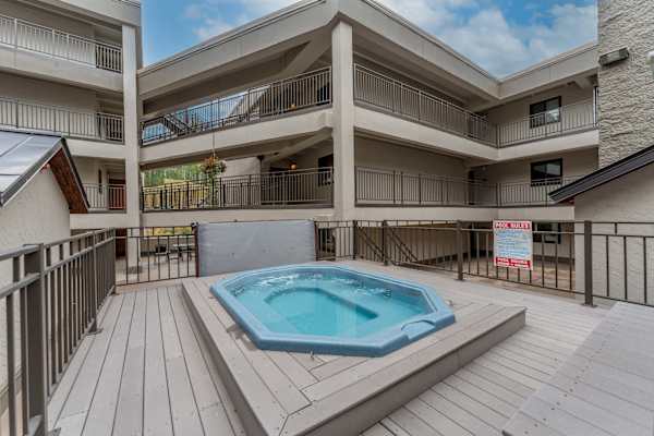 【Outdoor Hot Tub】One of two shared Plaza tubs — open 365 days/year