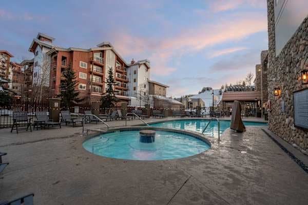 【Pool & Hot Tub】Heated outdoor pool and big hot tub, steps from your door