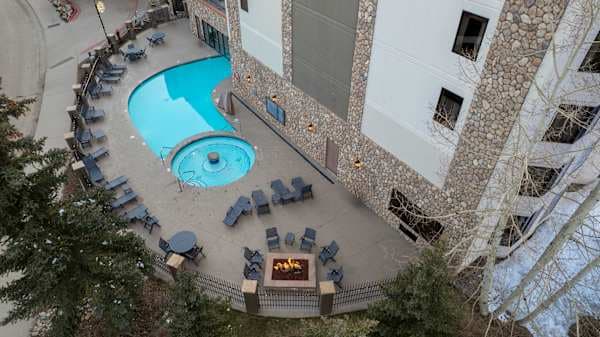 【Pool Deck】Heated pool and hot tub, a short elevator ride from your door