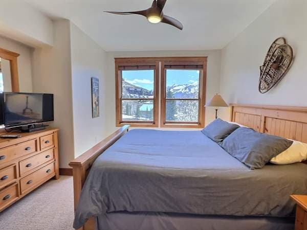 【Primary Bedroom】King bed, mountain view, and your own ensuite bath