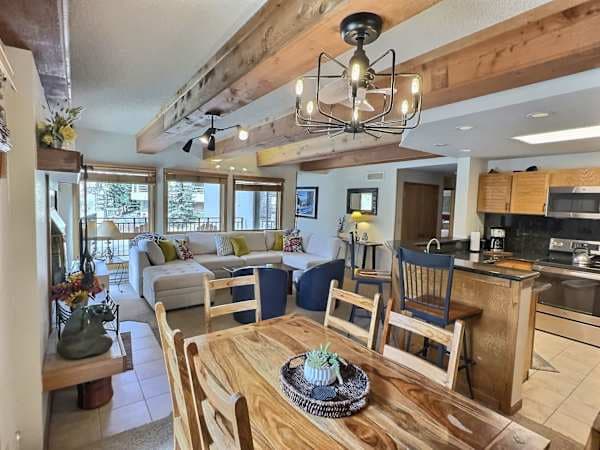 【Living Room】Wood-beam ceilings frame the mountain — where everyone lands after skiing