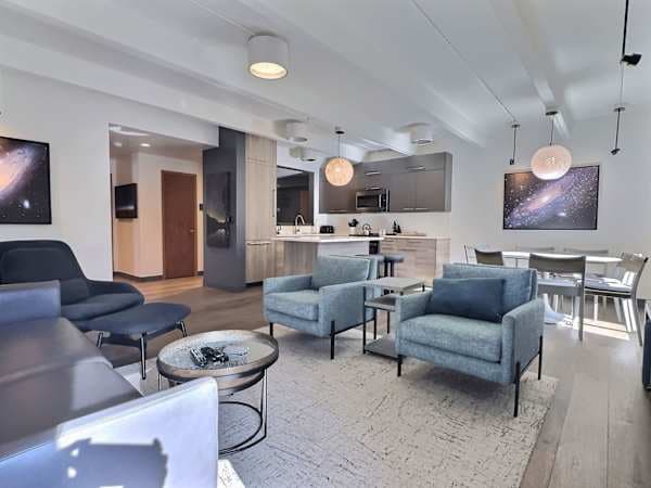 【Fireplace】— the après-ski default gathering spot