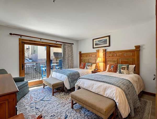 2nd Bedroom with 2 double beds | Listed with @BookTraverse