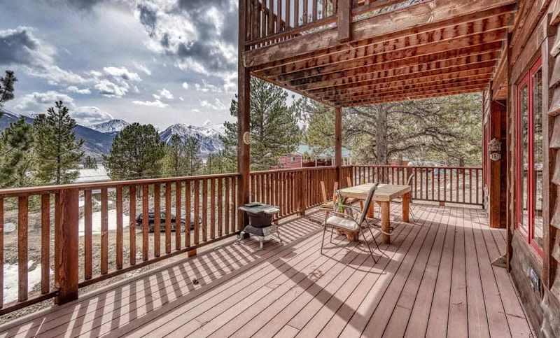 3BR Cabin Escape w/ Deck Twin Lakes Mountain View