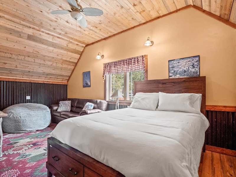 3BR Cabin Escape w/ Deck Twin Lakes Mountain View