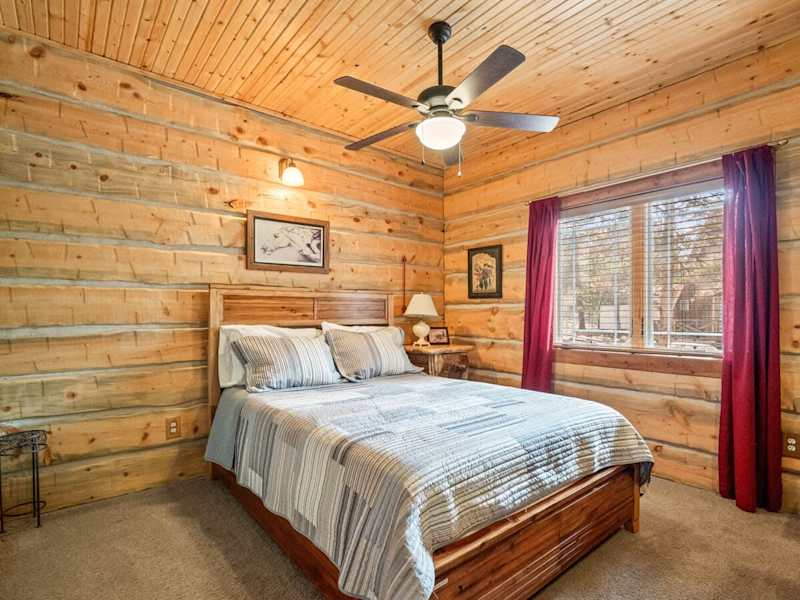 3BR Cabin Escape w/ Deck Twin Lakes Mountain View