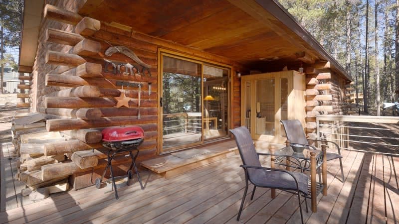 2BR Cabin–Deck Lake View & Access–BBQ, Pets OK!