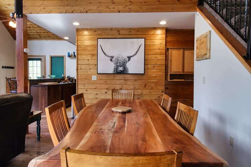 3BR Cabin Escape - Fenced Yard, Jacuzzi, Pets OK