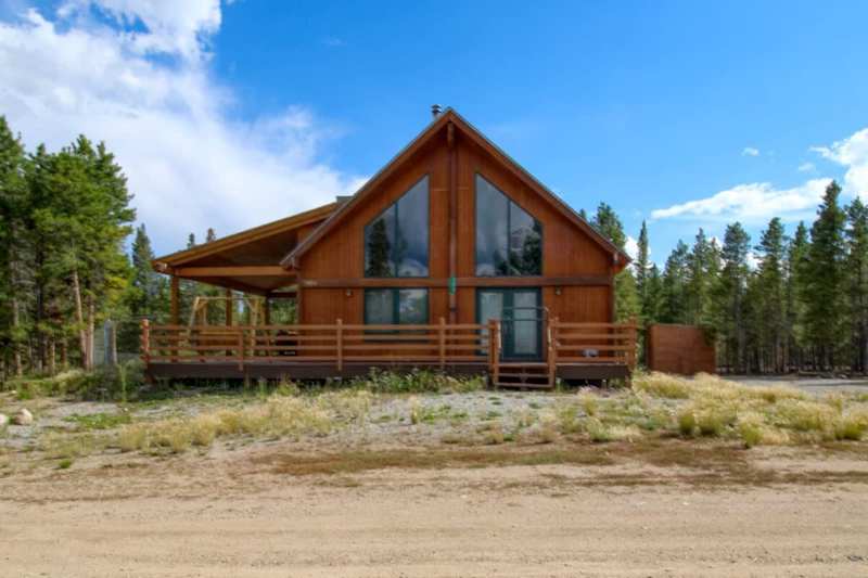 3BR Cabin Escape - Fenced Yard, Jacuzzi, Pets OK