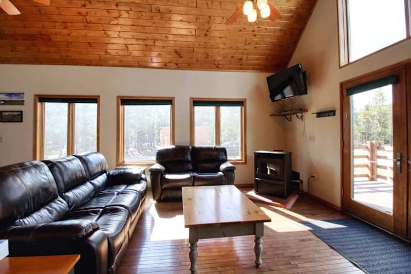 3BR Cabin Escape - Fenced Yard, Jacuzzi, Pets OK