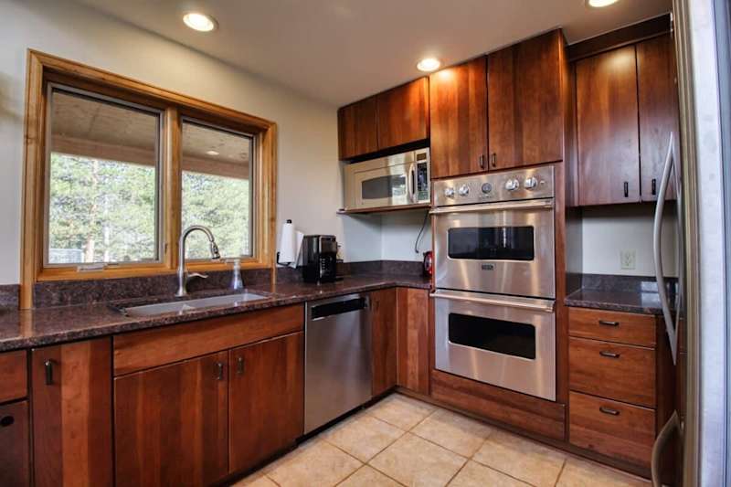 3BR Cabin Escape - Fenced Yard, Jacuzzi, Pets OK