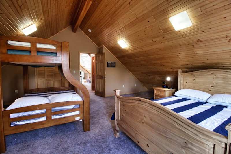 3BR Cabin Escape - Fenced Yard, Jacuzzi, Pets OK