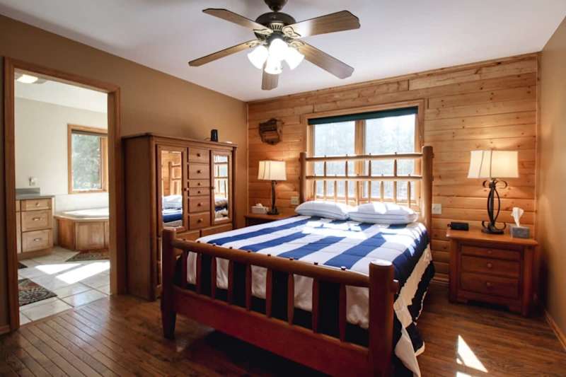 3BR Cabin Escape - Fenced Yard, Jacuzzi, Pets OK
