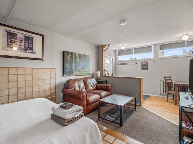 1BR Cozy Downtown Studio Condo: Hiking Nearby