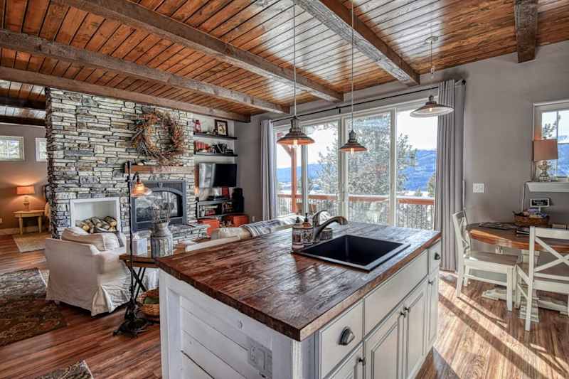 Mountain-View Cabin w/ Fireplace & Deck