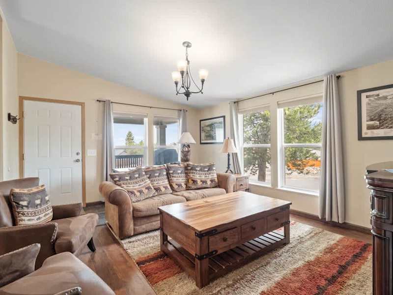 3BR Mountain View - Covered Patio - Pet Friendly