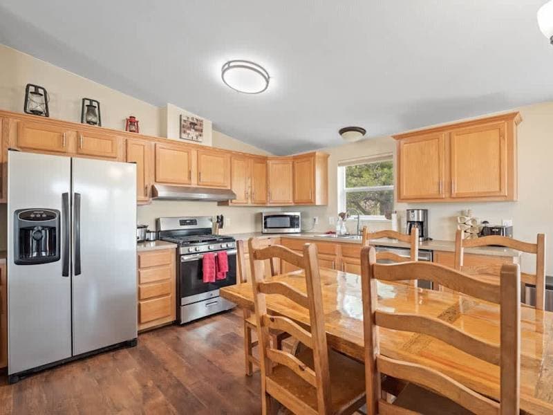 3BR Mountain View - Covered Patio - Pet Friendly