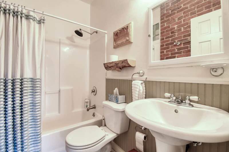 Modern 2BR Loft: Walk to Downtown - 30 plus day
