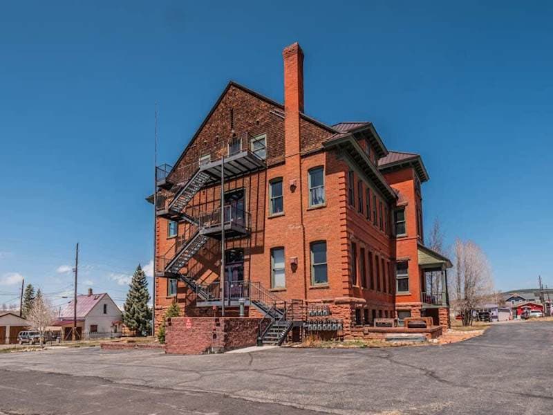 Modern 2BR Loft: Walk to Downtown - 30 plus day