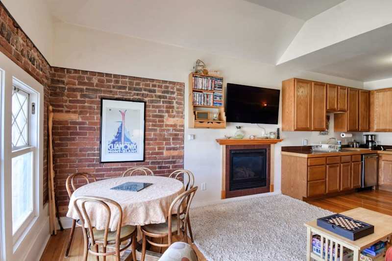 Modern 2BR Loft: Walk to Downtown - 30 plus day