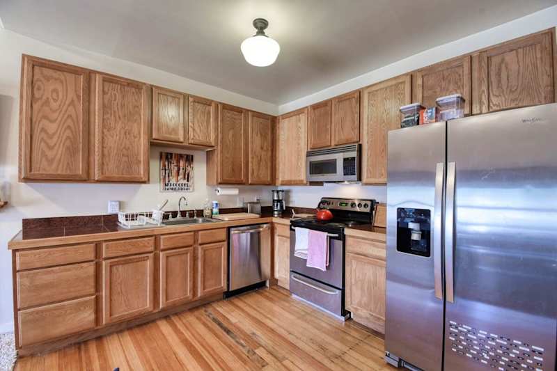 Modern 2BR Loft: Walk to Downtown - 30 plus day