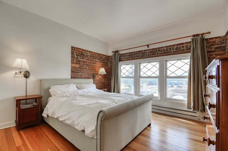 Modern 2BR Loft: Walk to Downtown - 30 plus day