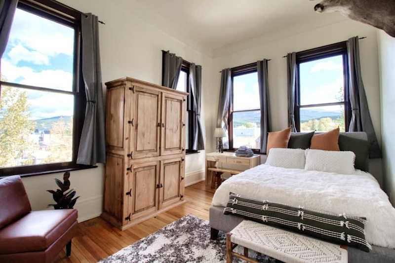 Stylish 3BR Loft: Near Town, Mineral Bel Trail