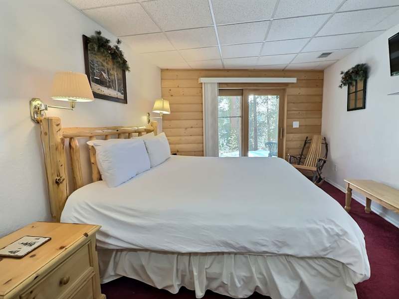Mountain Log Cabin on 6 Acres — Leadville