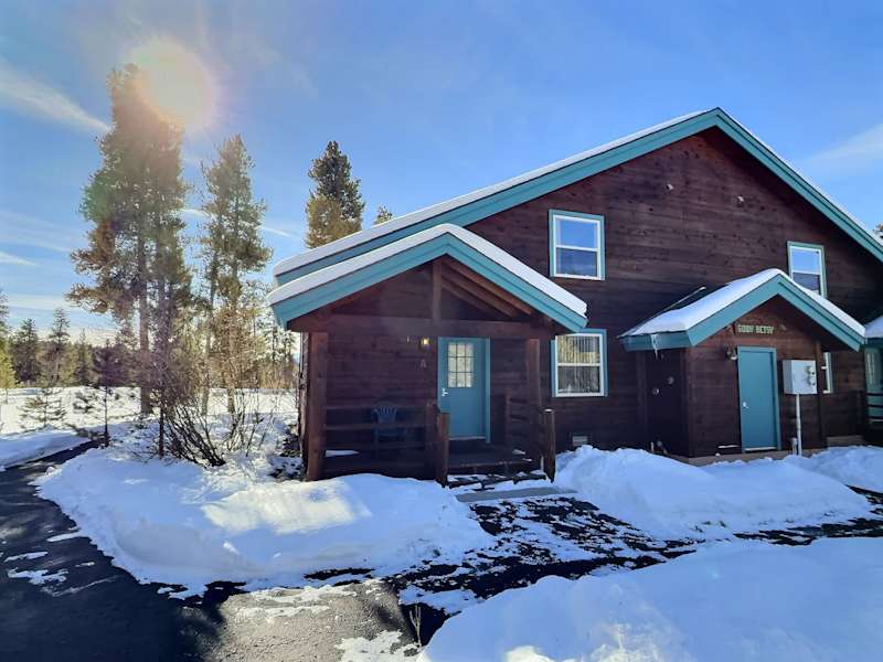 3BR Log Cabin in the Pines | Sleeps 6 | Fireplace