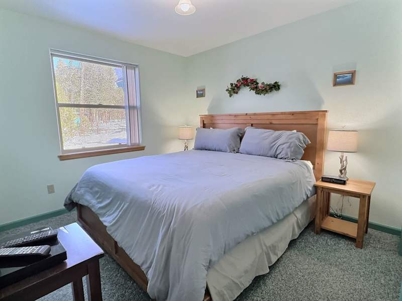 3BR Log Cabin in the Pines | Sleeps 6 | Fireplace