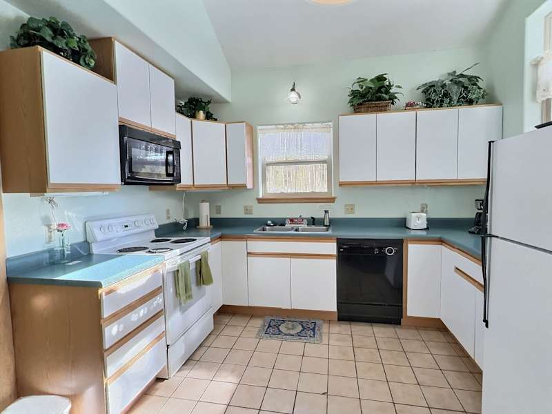 3BR Log Cabin in the Pines | Sleeps 6 | Fireplace