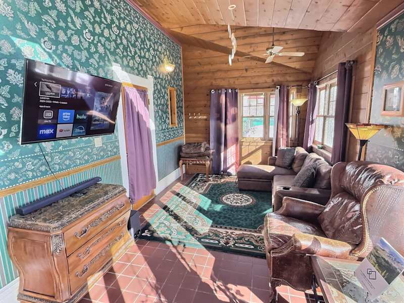 4BR Victorian - Hot Tub - Sauna - Sleeps 10!
