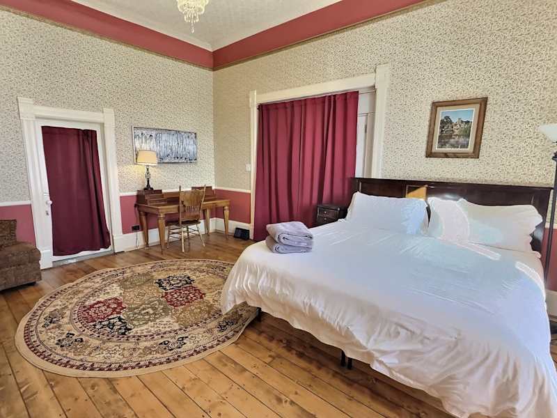 4BR Victorian - Hot Tub - Sauna - Sleeps 10!