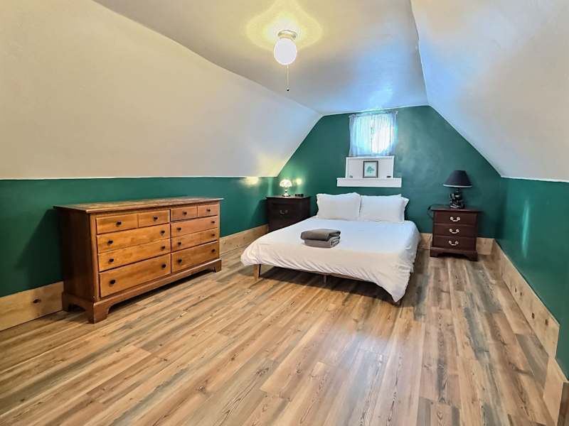 4BR Victorian - Hot Tub - Sauna - Sleeps 10!