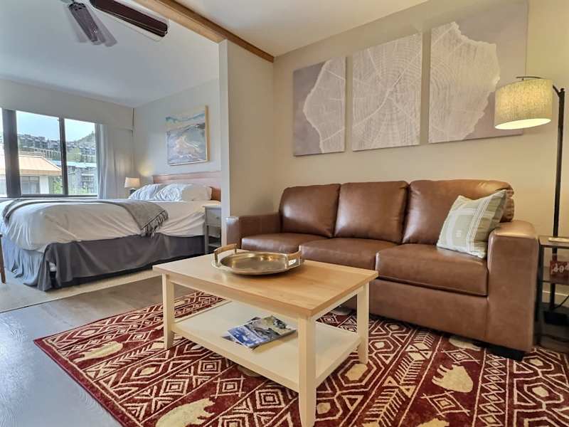 Grand Lodge CB #518 — Remodeled Ski-In/Out, Hot Tub, Pets