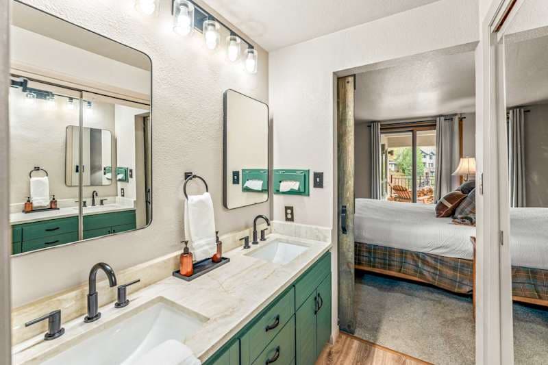 4-Min Walk to Lifts - Ski Condo w/ Hot Tubs