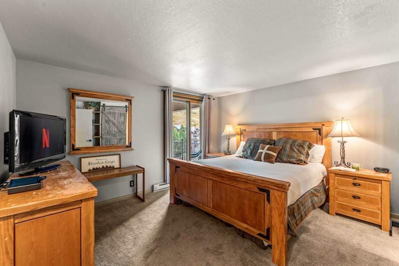 4-Min Walk to Lifts - Ski Condo w/ Hot Tubs