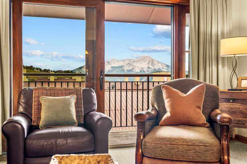 Beautiful 1 Bedroom with Full mountain views!