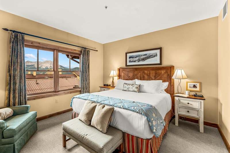 Beautiful 1 Bedroom with Full mountain views!