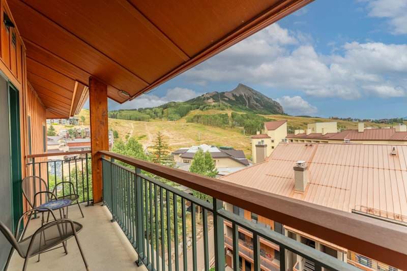 Beautiful 1 Bedroom with Full mountain views!