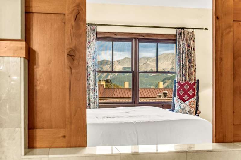 Ski-In/Out Condo with Spa Bath & Mountain Views