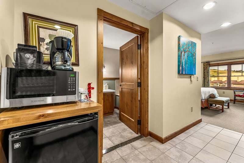 Ski-In/Out Condo with Spa Bath & Mountain Views