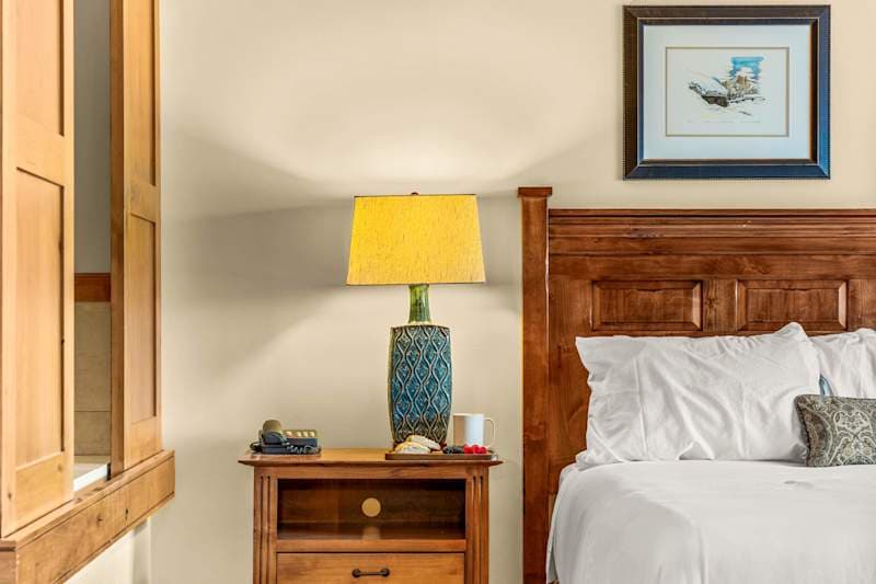 Ski-In/Out Condo with Spa Bath & Mountain Views
