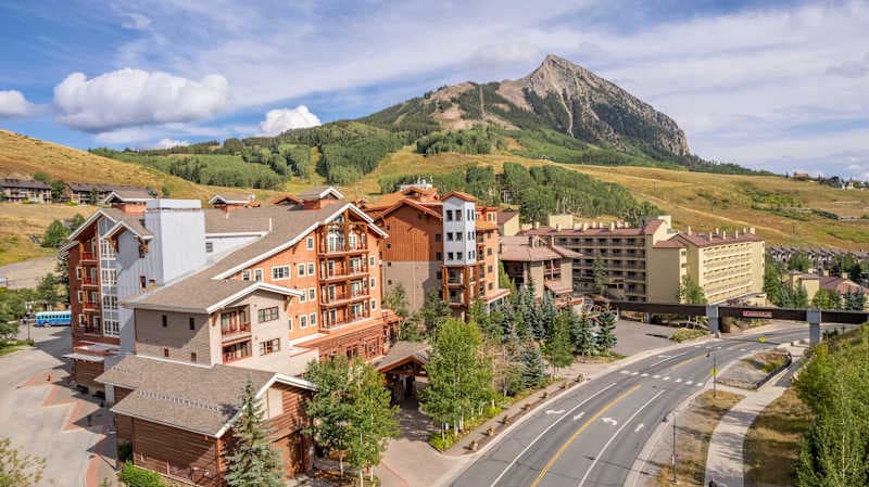 Ski-In/Out Condo with Spa Bath & Mountain Views